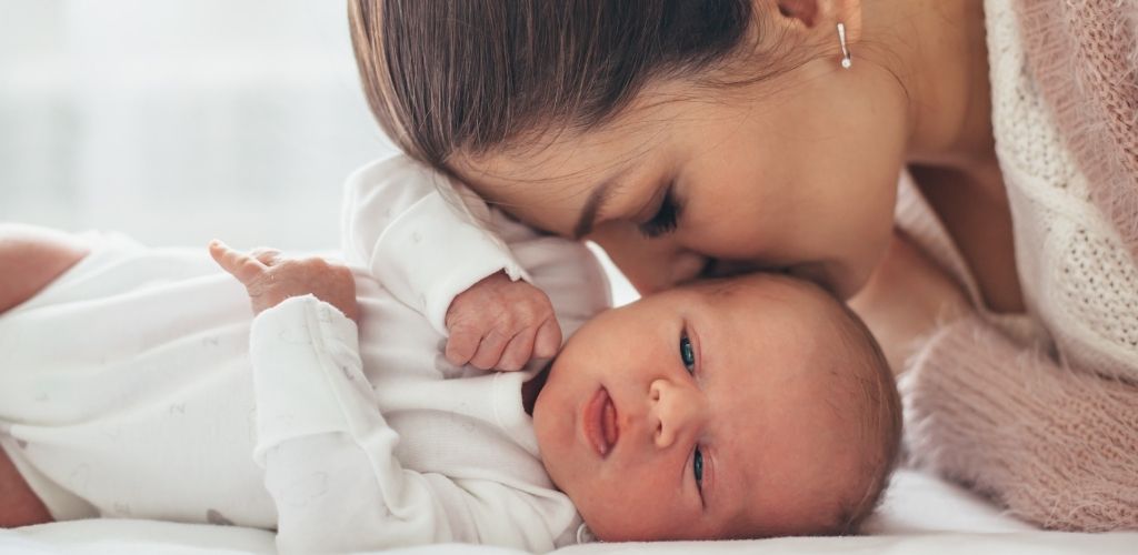 Mama mit Baby, warmer Moment
